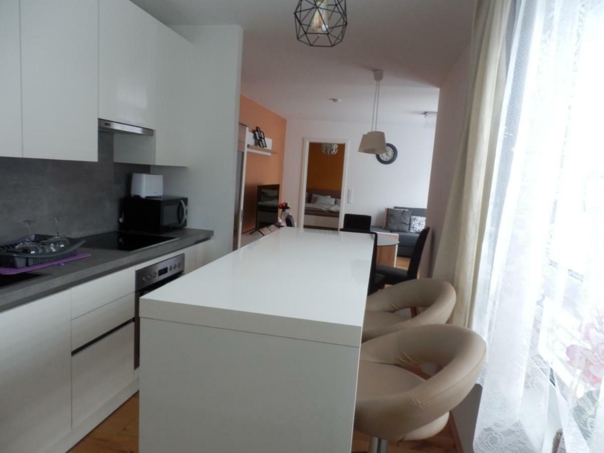 Spacious, Modern 1-Bdrm Apt Near Vic & Austria Ctr Apartment Виена Екстериор снимка