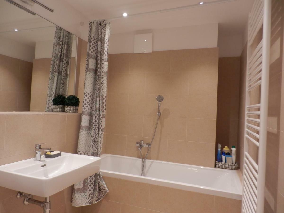 Spacious, Modern 1-Bdrm Apt Near Vic & Austria Ctr Apartment Виена Екстериор снимка