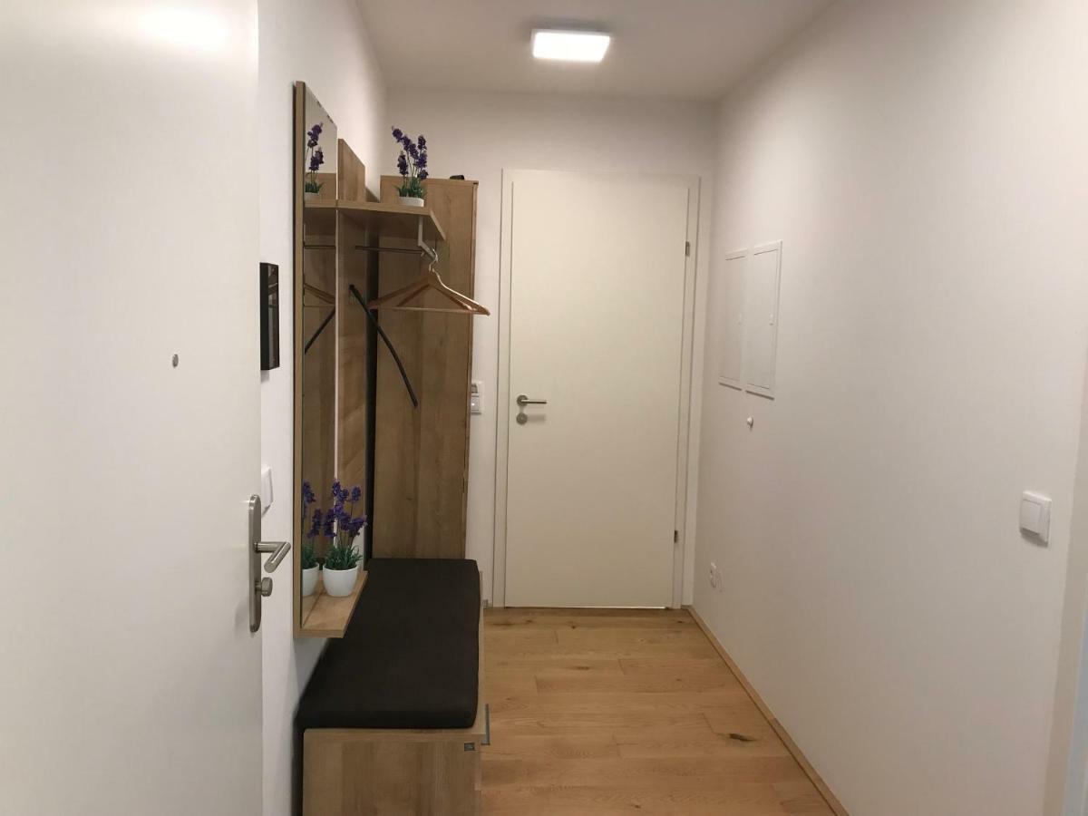 Spacious, Modern 1-Bdrm Apt Near Vic & Austria Ctr Apartment Виена Екстериор снимка