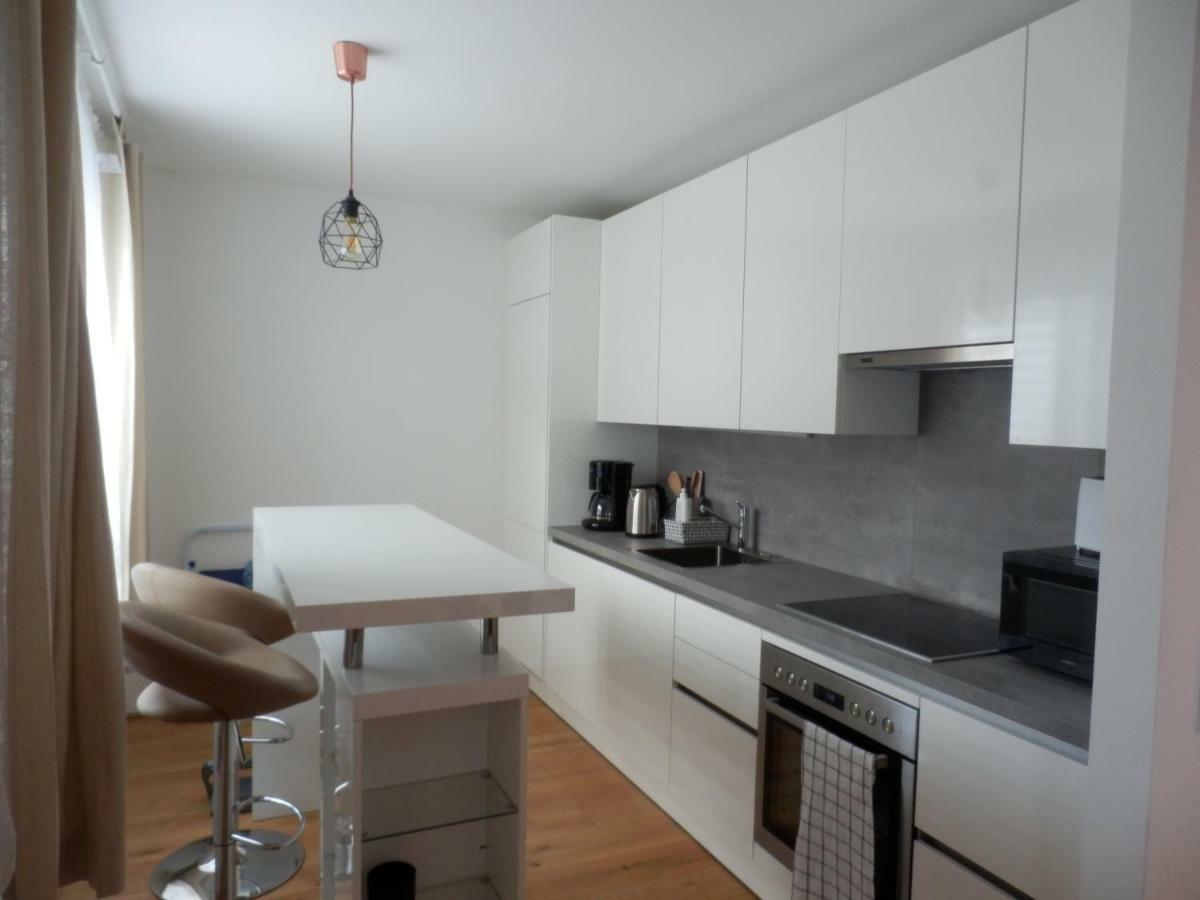 Spacious, Modern 1-Bdrm Apt Near Vic & Austria Ctr Apartment Виена Екстериор снимка