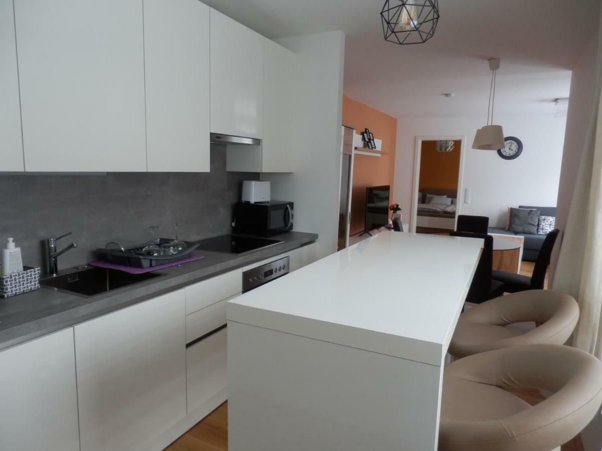 Spacious, Modern 1-Bdrm Apt Near Vic & Austria Ctr Apartment Виена Екстериор снимка