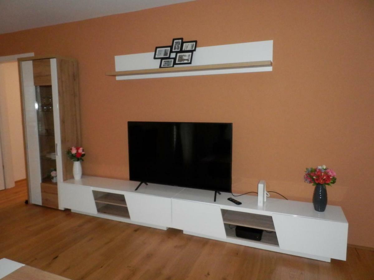 Spacious, Modern 1-Bdrm Apt Near Vic & Austria Ctr Apartment Виена Екстериор снимка