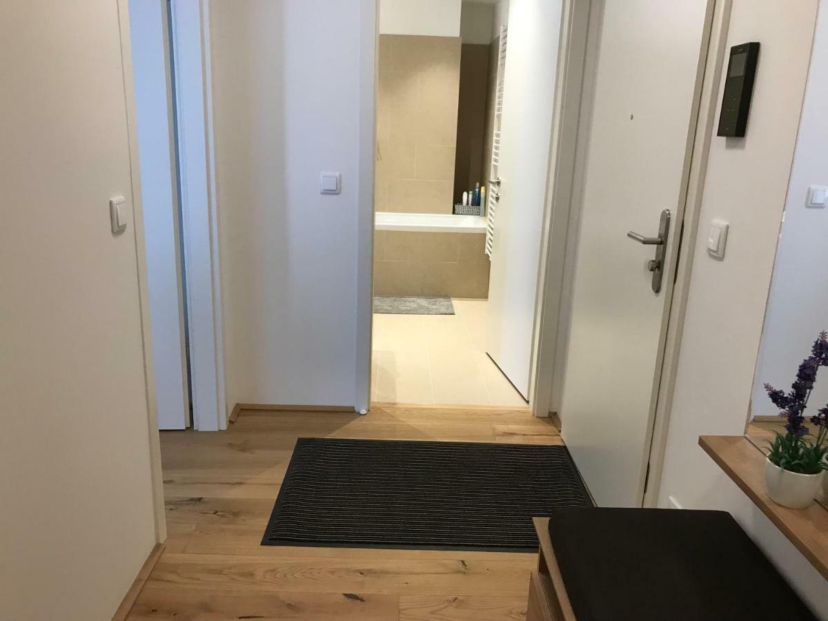 Spacious, Modern 1-Bdrm Apt Near Vic & Austria Ctr Apartment Виена Екстериор снимка