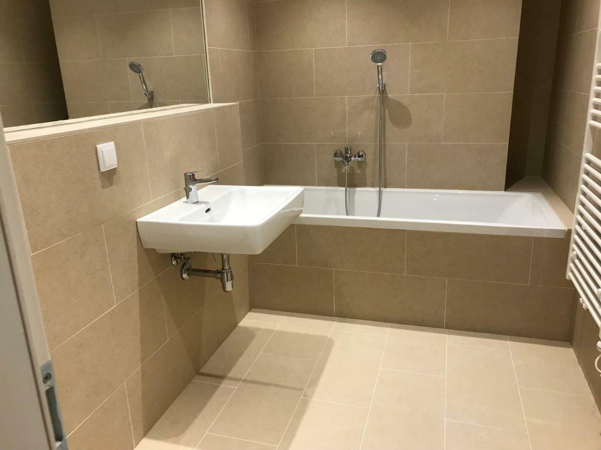 Spacious, Modern 1-Bdrm Apt Near Vic & Austria Ctr Apartment Виена Екстериор снимка