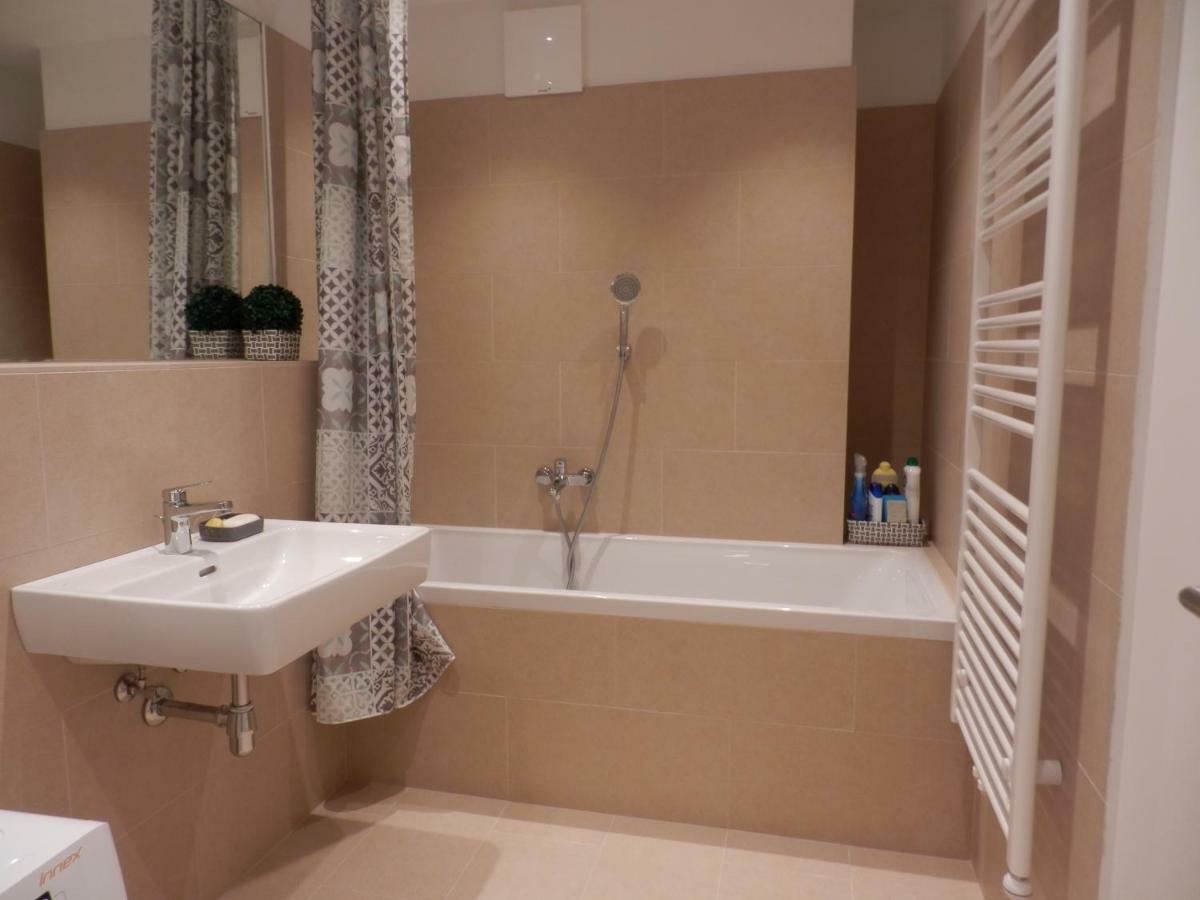 Spacious, Modern 1-Bdrm Apt Near Vic & Austria Ctr Apartment Виена Екстериор снимка