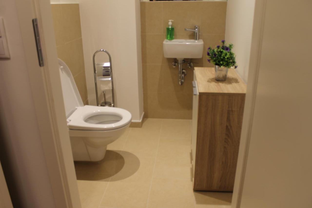 Spacious, Modern 1-Bdrm Apt Near Vic & Austria Ctr Apartment Виена Екстериор снимка